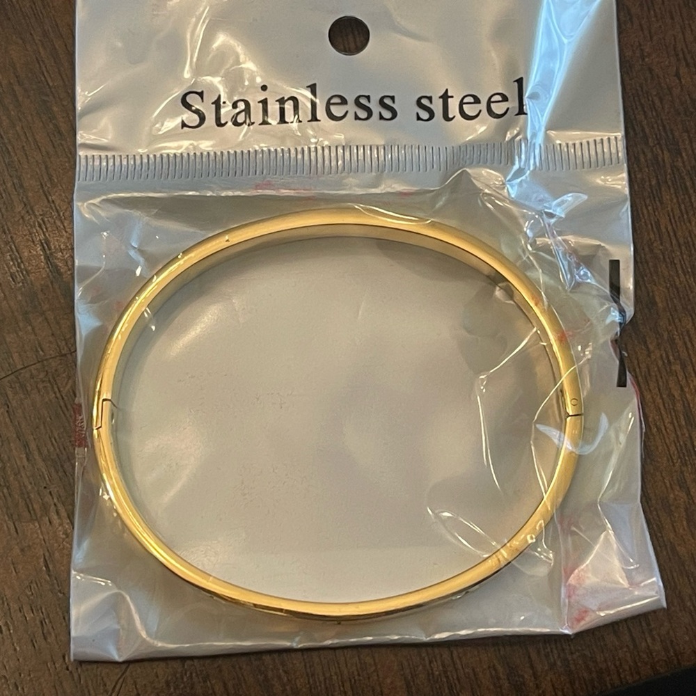 Stainless steal bracelet with cleaning cloth